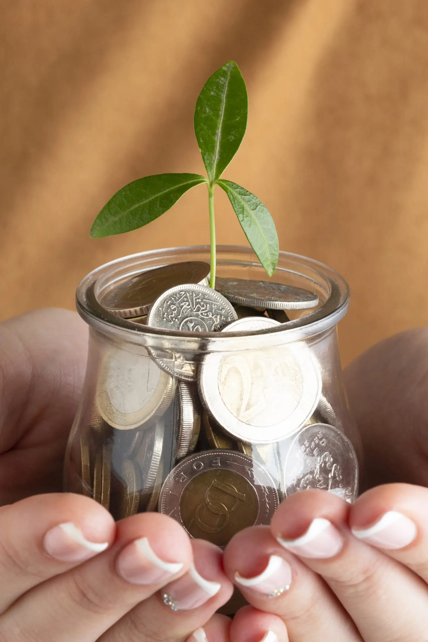 Descoperă avantajele pentru asigurare auto online prin studii de caz. Vezi cum șoferii au economisit bani folosind un calculator RCA auto.